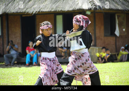 Bogor, Indonesia. 23 apr, 2018. Artista indonesiano esegue la cultural arts attrazione di Sundanese 'Parebut Seeng' durante Sundanese patrimonio culturale evento a Bogor, West Java, Indonesia. "Parebut Seeng' performing arts che combinano la danza e Pencak Silat, sempre in scena in vari tradizionali eventi Sundanese. Credito: Adriana Adinandra/Pacific Press/Alamy Live News Foto Stock