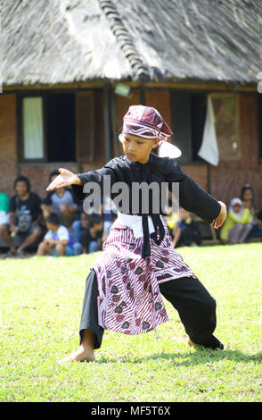 Bogor, Indonesia. 23 apr, 2018. Artista indonesiano esegue la cultural arts attrazione di Sundanese 'Parebut Seeng' durante Sundanese patrimonio culturale evento a Bogor, West Java, Indonesia. "Parebut Seeng' performing arts che combinano la danza e Pencak Silat, sempre in scena in vari tradizionali eventi Sundanese. Credito: Adriana Adinandra/Pacific Press/Alamy Live News Foto Stock