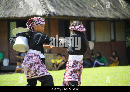 Bogor, Indonesia. 23 apr, 2018. Artista indonesiano esegue la cultural arts attrazione di Sundanese 'Parebut Seeng' durante Sundanese patrimonio culturale evento a Bogor, West Java, Indonesia. "Parebut Seeng' performing arts che combinano la danza e Pencak Silat, sempre in scena in vari tradizionali eventi Sundanese. Credito: Adriana Adinandra/Pacific Press/Alamy Live News Foto Stock