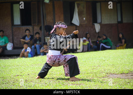 Bogor, Indonesia. 23 apr, 2018. Artista indonesiano esegue la cultural arts attrazione di Sundanese 'Parebut Seeng' durante Sundanese patrimonio culturale evento a Bogor, West Java, Indonesia. "Parebut Seeng' performing arts che combinano la danza e Pencak Silat, sempre in scena in vari tradizionali eventi Sundanese. Credito: Adriana Adinandra/Pacific Press/Alamy Live News Foto Stock