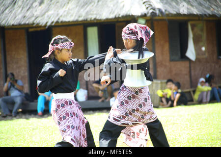 Bogor, Indonesia. 23 apr, 2018. Artista indonesiano esegue la cultural arts attrazione di Sundanese 'Parebut Seeng' durante Sundanese patrimonio culturale evento a Bogor, West Java, Indonesia. "Parebut Seeng' performing arts che combinano la danza e Pencak Silat, sempre in scena in vari tradizionali eventi Sundanese. Credito: Adriana Adinandra/Pacific Press/Alamy Live News Foto Stock