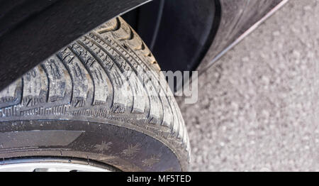 Gravemente usurati auto battistrada dei pneumatici e il lato danneggiato a causa di usura o a causa di errato allineamento o l'allineamento delle ruote, pericolosi per la guida e Foto Stock