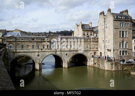 Il Pulteney Bridge sul fiume Avon Bath Somerset England Regno Unito Foto Stock