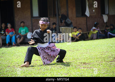 Bogor, Indonesia. 23 apr, 2018. Artista indonesiano esegue la cultural arts attrazione di Sundanese 'Parebut Seeng' durante Sundanese patrimonio culturale evento a Bogor, West Java, Indonesia. "Parebut Seeng' performing arts che combinano la danza e Pencak Silat, sempre in scena in vari tradizionali eventi Sundanese. Credito: Adriana Adinandra/Pacific Press/Alamy Live News Foto Stock