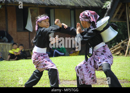 Bogor, Indonesia. 23 apr, 2018. Artista indonesiano esegue la cultural arts attrazione di Sundanese 'Parebut Seeng' durante Sundanese patrimonio culturale evento a Bogor, West Java, Indonesia. "Parebut Seeng' performing arts che combinano la danza e Pencak Silat, sempre in scena in vari tradizionali eventi Sundanese. Credito: Adriana Adinandra/Pacific Press/Alamy Live News Foto Stock