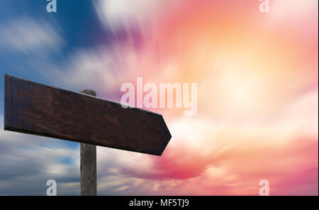 Modello bianco chiaro segno di legno colorati contro il cielo sereno e speedy nuvole. Copia dello spazio. Foto Stock