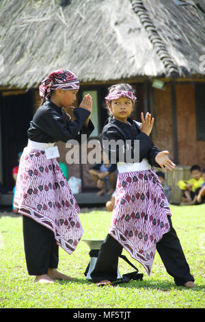 Bogor, Indonesia. 23 apr, 2018. Artista indonesiano esegue la cultural arts attrazione di Sundanese 'Parebut Seeng' durante Sundanese patrimonio culturale evento a Bogor, West Java, Indonesia. "Parebut Seeng' performing arts che combinano la danza e Pencak Silat, sempre in scena in vari tradizionali eventi Sundanese. Credito: Adriana Adinandra/Pacific Press/Alamy Live News Foto Stock