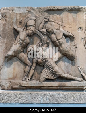Londra. In Inghilterra. British Museum, sollievo dal Mausoleo di Halikarnassos (Alicarnasso o tomba di Mausolus), Sezione da Amazon fregio, dettaglio Foto Stock