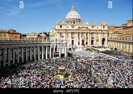 Cappella Papale per la beatificazione di Papa Giovanni Paolo II in Piazza San Pietro, Carlo Maderno facciata e Michelangelo cupola del Rinascimento italiano papale Basilica Maggiore d Foto Stock