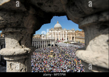 Cappella Papale per la beatificazione di Papa Giovanni Paolo II in Piazza San Pietro, Carlo Maderno facciata e Michelangelo cupola del Rinascimento italiano papale Basilica Maggiore d Foto Stock