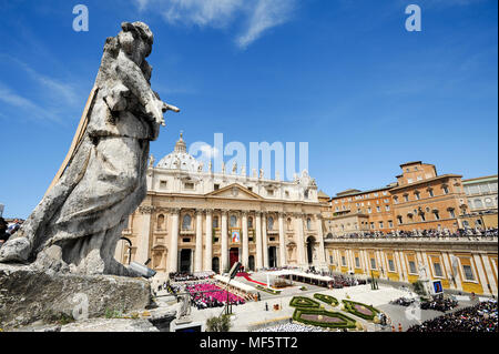 Cappella Papale per la beatificazione di Papa Giovanni Paolo II in Piazza San Pietro, Carlo Maderno facciata e Michelangelo cupola del Rinascimento italiano papale Basilica Maggiore d Foto Stock