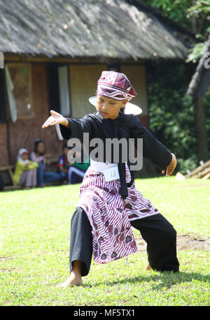 Bogor, Indonesia. 23 apr, 2018. Artista indonesiano esegue la cultural arts attrazione di Sundanese 'Parebut Seeng' durante Sundanese patrimonio culturale evento a Bogor, West Java, Indonesia. "Parebut Seeng' performing arts che combinano la danza e Pencak Silat, sempre in scena in vari tradizionali eventi Sundanese. Credito: Adriana Adinandra/Pacific Press/Alamy Live News Foto Stock