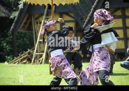 Bogor, Indonesia. 23 apr, 2018. Artista indonesiano esegue la cultural arts attrazione di Sundanese 'Parebut Seeng' durante Sundanese patrimonio culturale evento a Bogor, West Java, Indonesia. "Parebut Seeng' performing arts che combinano la danza e Pencak Silat, sempre in scena in vari tradizionali eventi Sundanese. Credito: Adriana Adinandra/Pacific Press/Alamy Live News Foto Stock