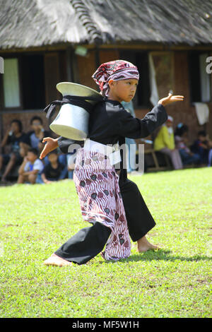 Bogor, Indonesia. 23 apr, 2018. Artista indonesiano esegue la cultural arts attrazione di Sundanese 'Parebut Seeng' durante Sundanese patrimonio culturale evento a Bogor, West Java, Indonesia. "Parebut Seeng' performing arts che combinano la danza e Pencak Silat, sempre in scena in vari tradizionali eventi Sundanese. Credito: Adriana Adinandra/Pacific Press/Alamy Live News Foto Stock