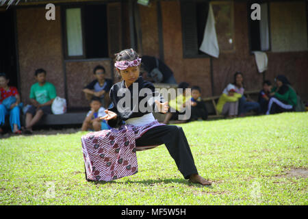 Bogor, Indonesia. 23 apr, 2018. Artista indonesiano esegue la cultural arts attrazione di Sundanese 'Parebut Seeng' durante Sundanese patrimonio culturale evento a Bogor, West Java, Indonesia. "Parebut Seeng' performing arts che combinano la danza e Pencak Silat, sempre in scena in vari tradizionali eventi Sundanese. Credito: Adriana Adinandra/Pacific Press/Alamy Live News Foto Stock