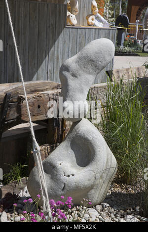 Adrian Stonebalancing grigio, il Chelsea Flower Show 2015 Foto Stock