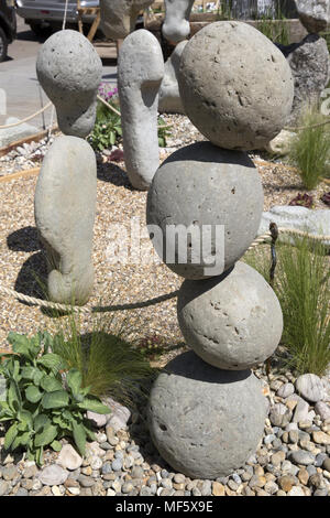 Adrian Stonebalancing grigio, il Chelsea Flower Show 2015 Foto Stock