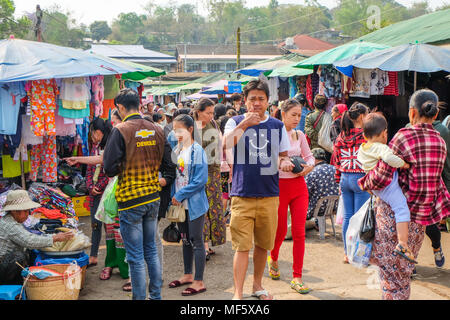 3 aprile 2017 - Kyaing Tong, Myanmar. Gli acquirenti nel mercato locale Foto Stock