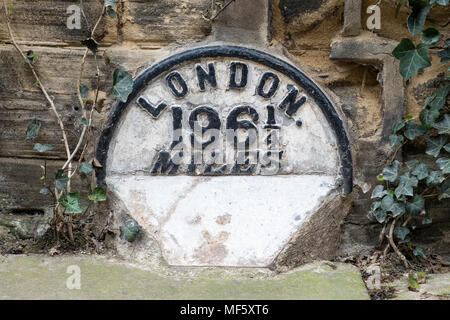 Miglia a Londra segno sulla strada principale, in Bronte villaggio di Haworth, West Yorkshire, Inghilterra. Foto Stock