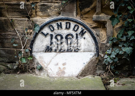 Miglia a Londra segno sulla strada principale, in Bronte villaggio di Haworth, West Yorkshire, Inghilterra. Foto Stock