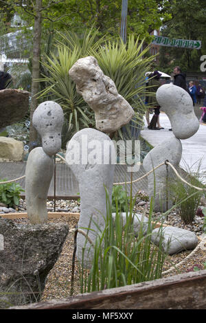 Adrian Stonebalancing grigio, il Chelsea Flower Show 2015 Foto Stock