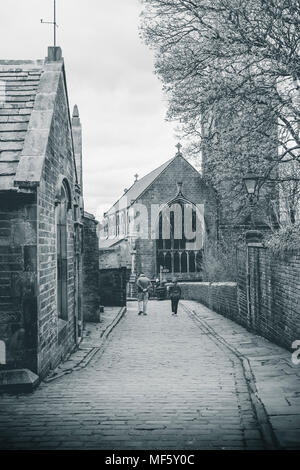 Church Street che conduce a Bronte Parsonage, Haworth Village, West Yorkshire, Inghilterra Foto Stock