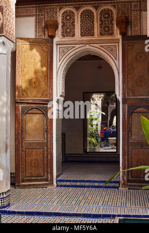 Marrakech, Marocco Marzo 3, 2016: El Bahia Palace è visitata da turisti provenienti da tutto il mondo è un esempio di architettura orientale del XIX secolo Foto Stock