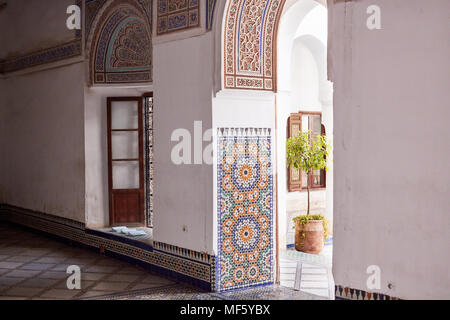 Marrakech, Marocco Marzo 3, 2016: El Bahia Palace è visitata da turisti provenienti da tutto il mondo è un esempio di architettura orientale del XIX secolo Foto Stock