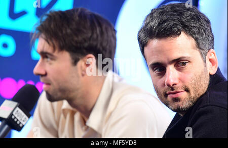 Justin giovani e Freddie Cowan dei vaccini durante un evento di generazione a Londra. Foto Stock