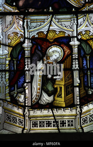 Una vetrata di Herbert Bryans raffigurante un angelo che suona un organo, St Andrews Church, Letheringsett, Norfolk Foto Stock