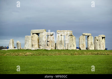 Vista in lontananza Stonehenge dai campi al di fuori dell'inanellare racchiuso area turistica Wiltshire, Inghilterra Regno Unito Foto Stock