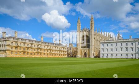 Cambridge, Cambridgeshire, Regno Unito - 17 aprile 2016. La famosa King College Chapel dalla riva del fiume Cam su una luminosa giornata di sole. Foto Stock