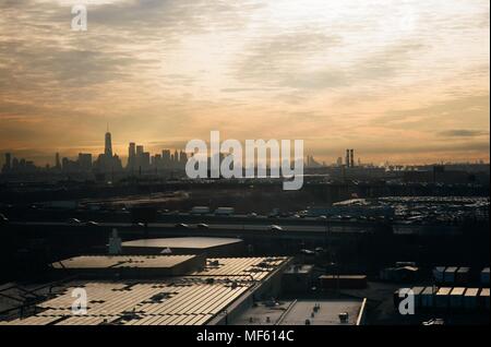 Urban skyline della città di New York New York su un smoggy mattina al sorgere del sole, in vista di tutta una zona industriale di Newark, New Jersey, Marzo 18, 2018. () Foto Stock