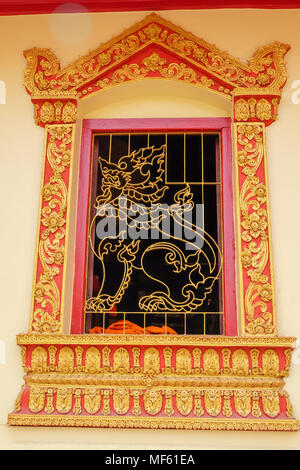 Ferro battuto carving di singha (Lion) sul telaio del finestrino di Maha Myatmuni tempio, Kyaing Tong, Myanmar Foto Stock