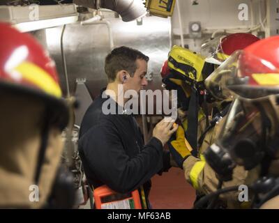 171031-N-DO281-045 OCEANO ATLANTICO (ott. 31, 2017) Danni Controlman 2a classe Shawn treni Vannatta marinai durante uno spazio principale drill incendio a bordo le visite-missili cruiser USS Monterey (CG 61), Ottobre 31, 2017. Il Monterey è distribuito a sostegno della sicurezza marittima le operazioni negli Stati Uniti la quinta e la sesta flotta area di operazioni (U.S. Foto di Marina di Massa Specialista comunicazione marinaio Trey Fowler). () Foto Stock