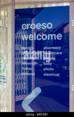 Bi-Lingual segno di benvenuto su Avvia il farmacista su Monmow Street. I servizi disponibili sono in Welsch e inglese, Monmouth, Monmouthshire, Wales, Regno Unito Foto Stock