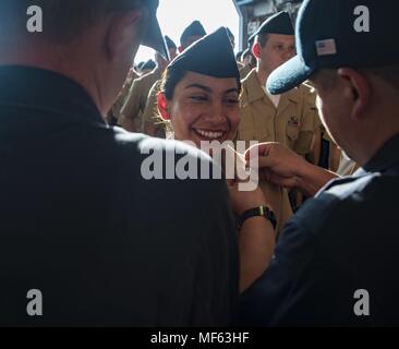 171202-N-DO281-190 MAR ROSSO (dec. n. 2, 2017) Fire Controlman 1a classe Ashley Cruz viene immobilizzato durante una cerimonia frocking, a bordo guidato-missili cruiser USS Monterey (CG 61), 2 dicembre 2017. Il Monterey è distribuito negli Stati Uniti Quinta Flotta area di operazioni a sostegno della sicurezza marittima operazioni per rassicurare gli alleati e partner e preservare la libertà di navigazione e il libero flusso di commercio nella regione. (U.S. Foto di Marina di Massa Specialista comunicazione marinaio Trey Fowler). () Foto Stock