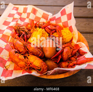 Gamberi bolliti/l'aragosta, mais e patate Foto Stock