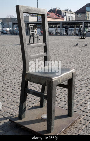 Cracovia in Polonia. Commemorazione Monumento al Deportato ebrei: Installazione di arte sedie vuote nella piazza del Ghetto Ebraico di Cracovia durante il WW2. Foto Stock