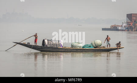 Kolkata, India - 4 Marzo 2018: Una isolata barca sul Fiume Hooghly con poveri pescatori a caccia di pesci come parte della loro vita quotidiana. Queste imbarcazioni sono w Foto Stock