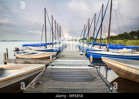 Yacht e Barche presso il molo sul lago grande in estate Foto Stock