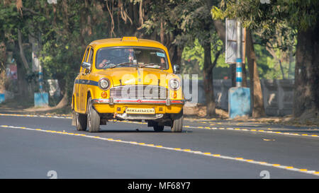 Kolkata, India - 11 Marzo 2018: iconico giallo taxi indiano di Calcutta (Kolkata) India. L'ambasciatore taxi non è più costruito da Hindustan Motors ma Foto Stock