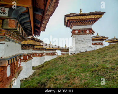 La 108 chortens o stupa è un monumento in onore dei soldati bhutanesi con strato di montagne a Dochula Pass sul modo di Thimphu da Punaka Foto Stock