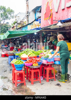 Mercato di frutta e verdura si spegne nel Ton diga che i mercati di strada, Ho Chi Minh City, Vietnam. Foto Stock