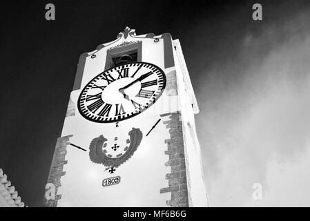 Immagine in bianco e nero del campanile medievale Foto Stock