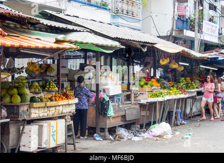 Bancarelle di frutta e verdura in Ton diga che i mercati di strada, Ho Chi Minh City, Vietnam. Foto Stock
