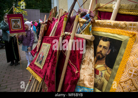 Un fantasma con un ritratto di imperatore russo Nicholas II sorge in corrispondenza della parete della chiesa nel villaggio di Ilinskoe prima della Quarta Crociata Elisavetian, Foto Stock