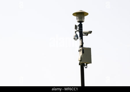 Le telecamere di sorveglianza sulla strada lampada. Isolato su sfondo bianco. Foto Stock