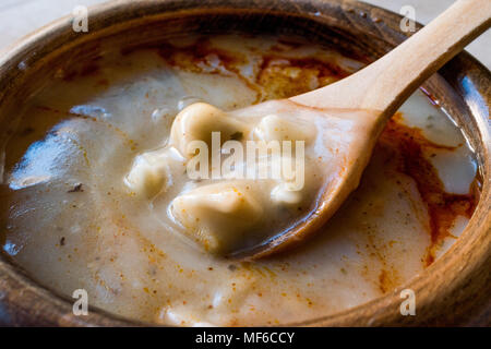 Zuppa di gnocco fritto con salsa di burro / Manti Corbasi. I cibi tradizionali. Foto Stock