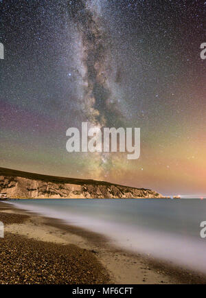 Via Lattea stelle sul mare e le scogliere di allume Bay, Isola di Wight Foto Stock